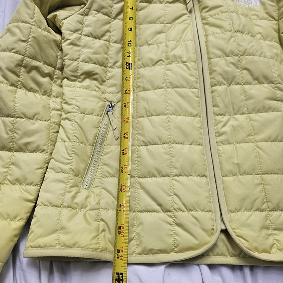 The North Face Women's Light Yellow Puffer Jacket - Picture 4 of 6